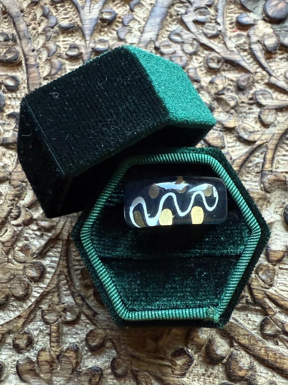 Black, gold and white resin ring sz 8